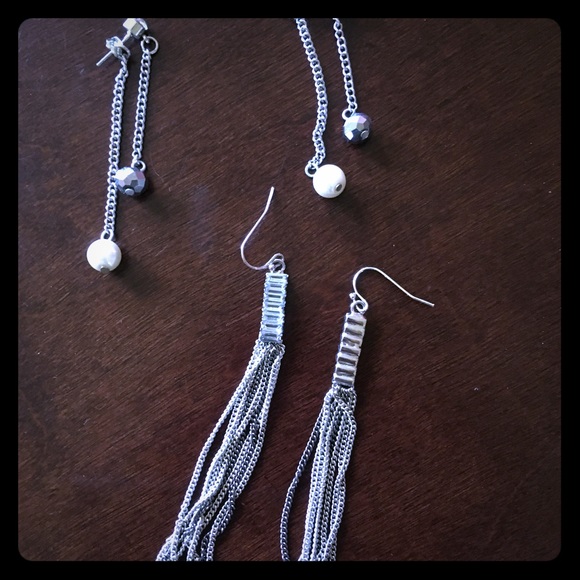 Jewelry - Two pairs of chain earrings